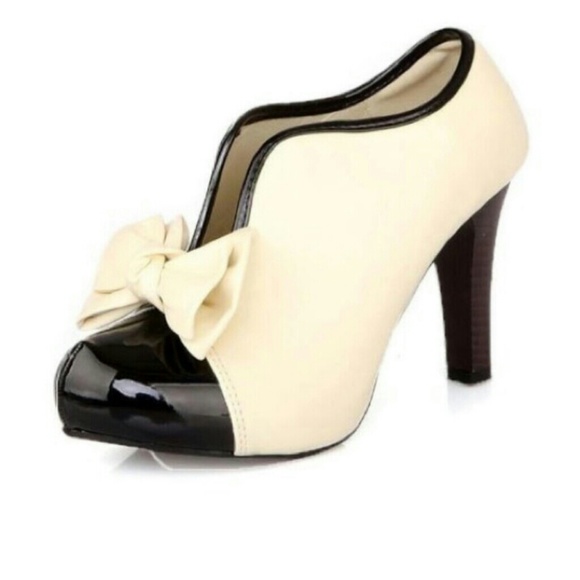 manxixi Shoes - NWOT Manxixi Women's Cream Black Pumps Size 9.5