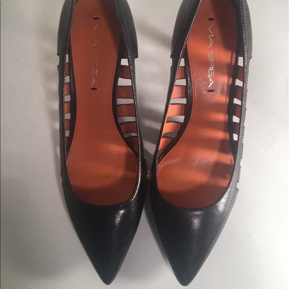 Via Spiga Black Leather Cut-Out Sides Closed Toe