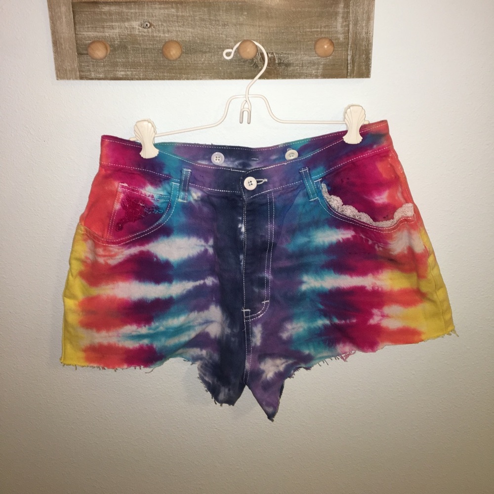 • Vintage Tie-die High-waisted Shorts •