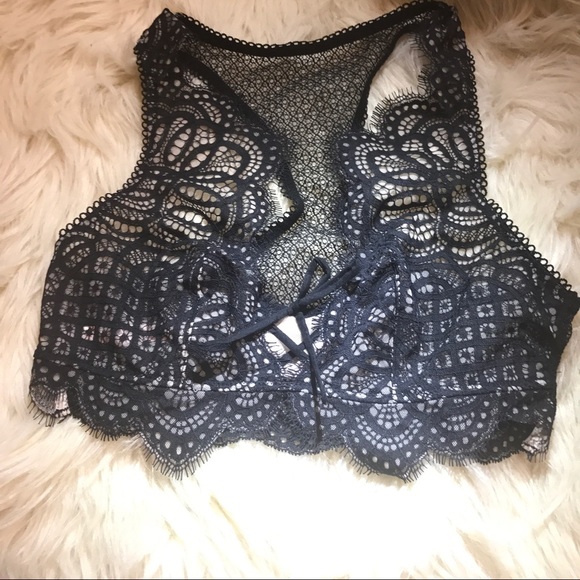 NWT VS the Laced-Up Bralette - Picture 3 of 4