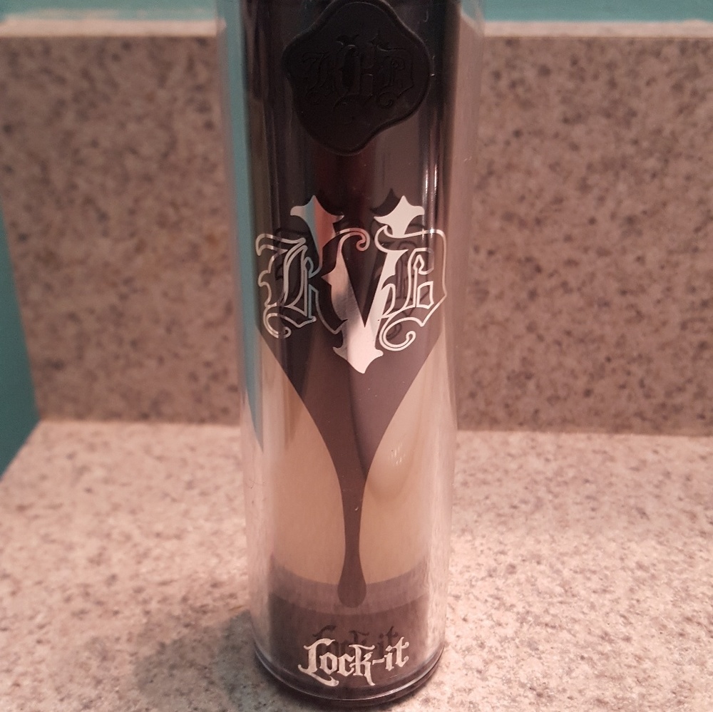 Kat Von D Lock it foundation