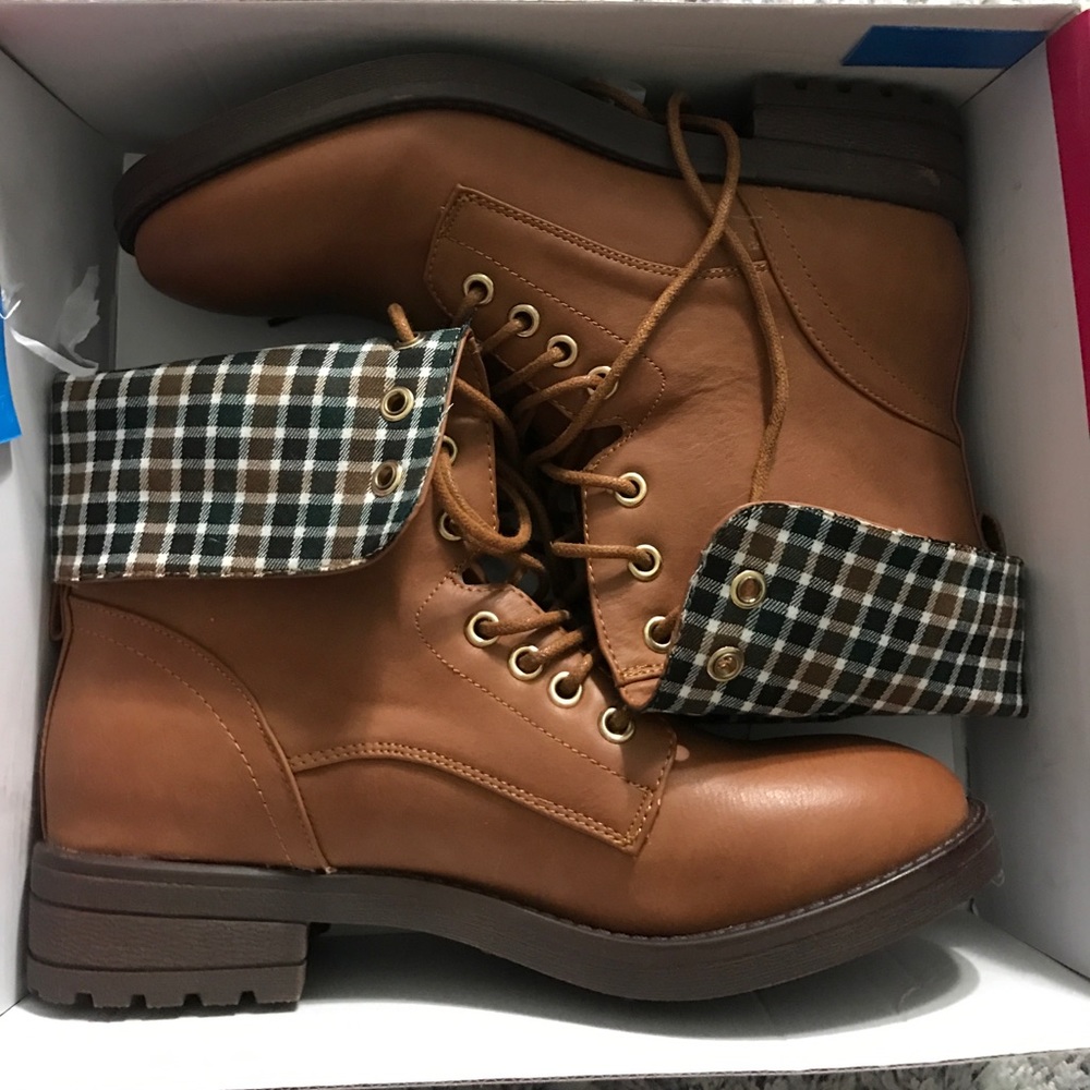 New In Box Elsie Lace Up Boots 7.5