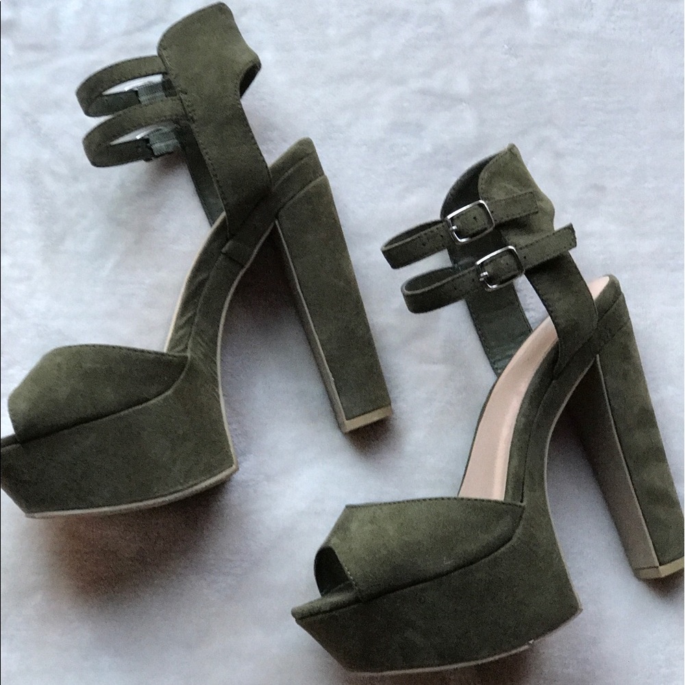 ✨HP✨Suede olive heels
