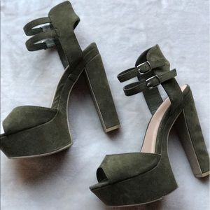 ✨HP✨Suede olive heels