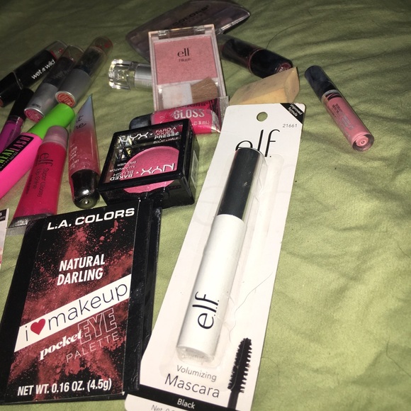 LOT OF MULTIPLE DIFFERENT BRANDS AND MAKEUP! - Picture 2 of 4