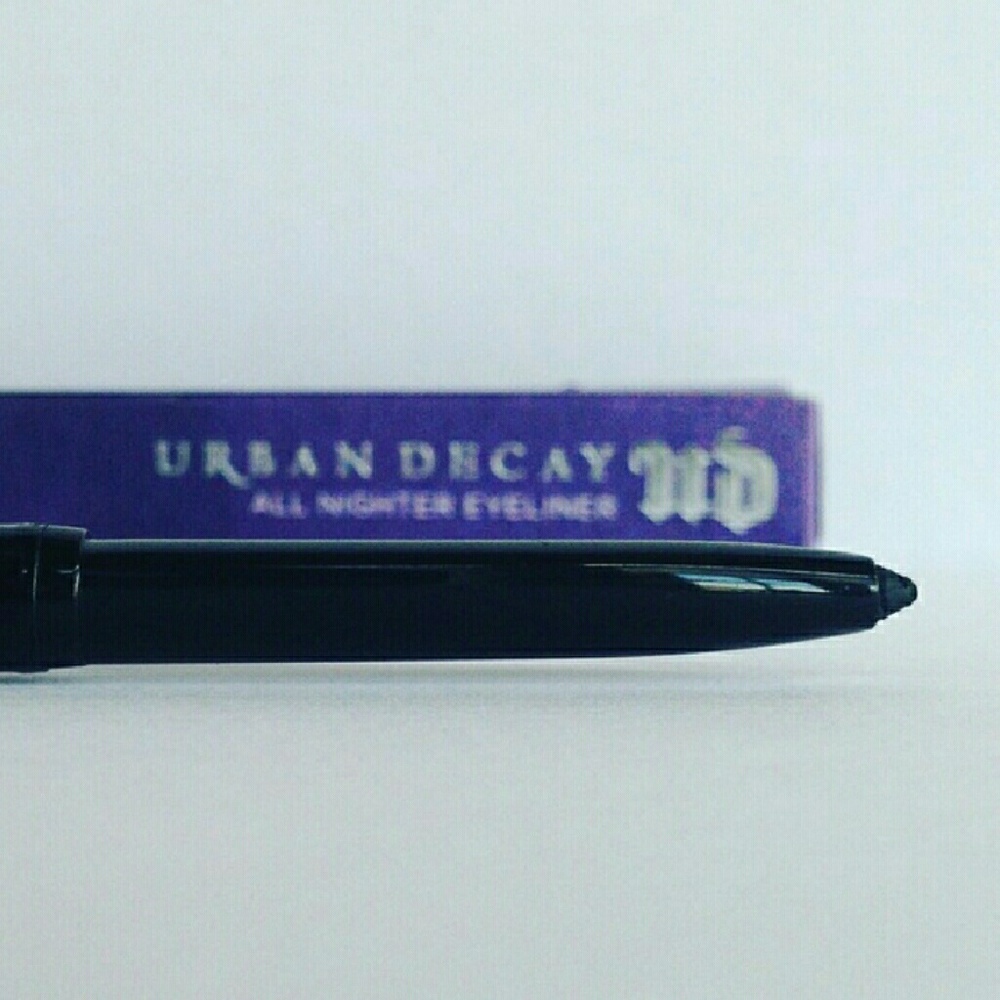 Urban Decay All-nighter eyeliner in perversion
