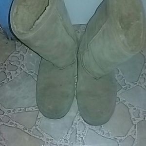 Bearpaw size 9. 8" Hickory Emma Boots