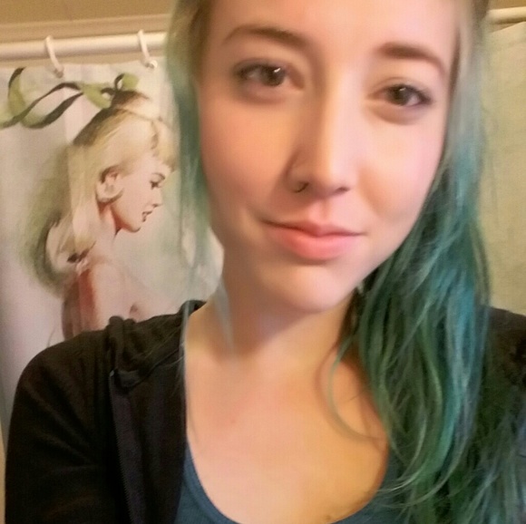 Meet your Posher, Courtney - Picture 3 of 3