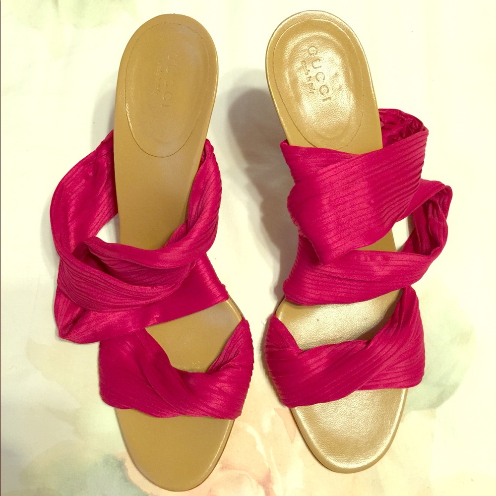 Gucci sandals in fuchsia