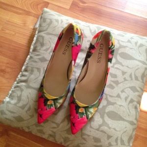 NWOT GUESS PUMPS