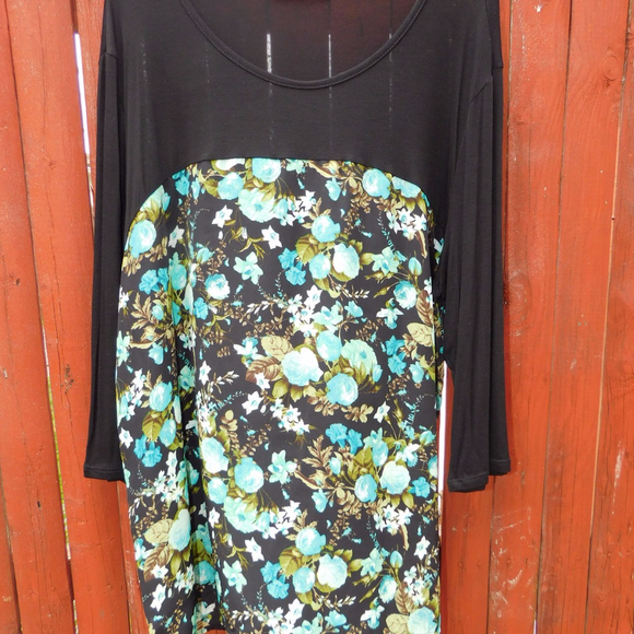 NWOT Black with Blue Flowers Plus Size Top - Picture 3 of 3