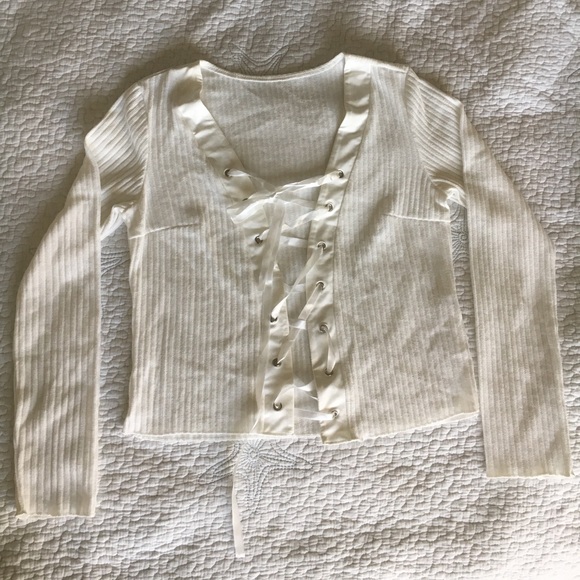 Front laced crop-top - Picture 3 of 4