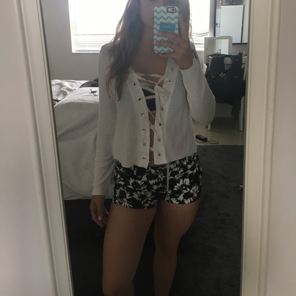 Front laced crop-top - Picture 2 of 4