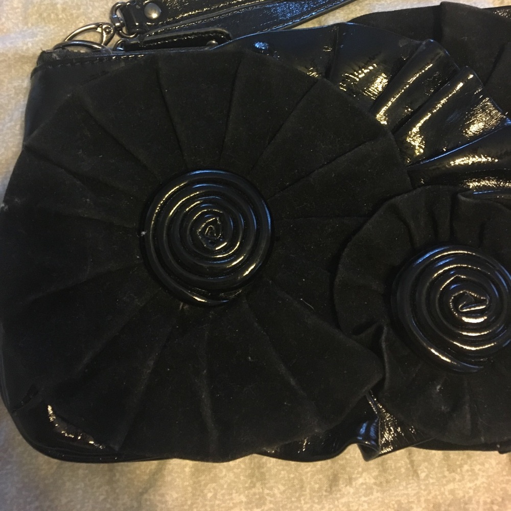 🆕LISTING: FLORAL BLACK NINE WEST CLUTCH - Picture 2 of 4