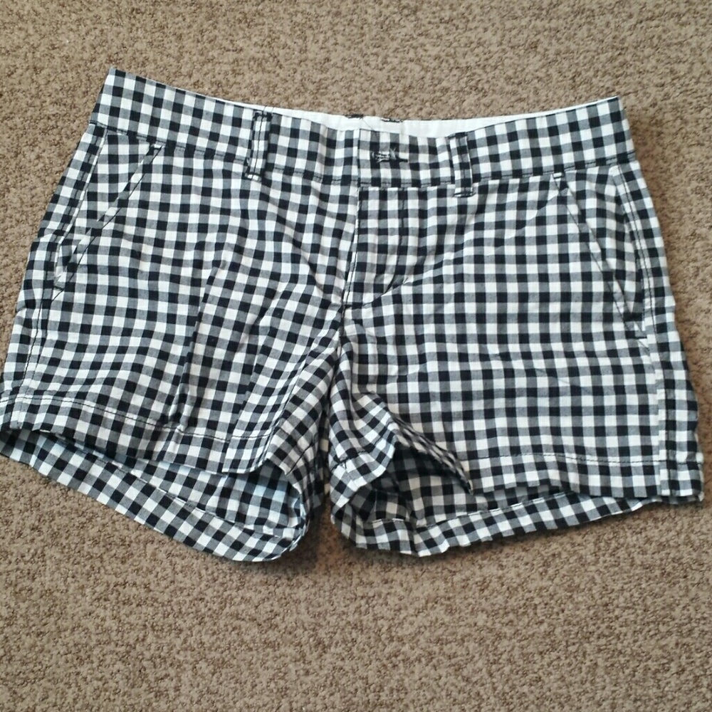 HARDLY WORN Old Navy black & white shorts