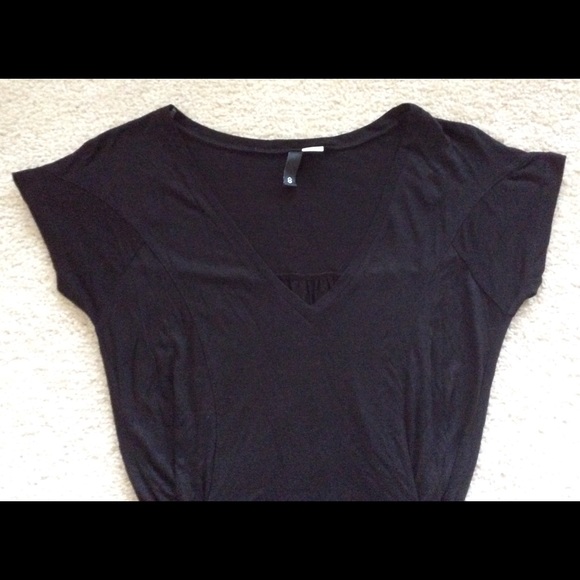 Woman's H&M blouse. - Picture 2 of 6