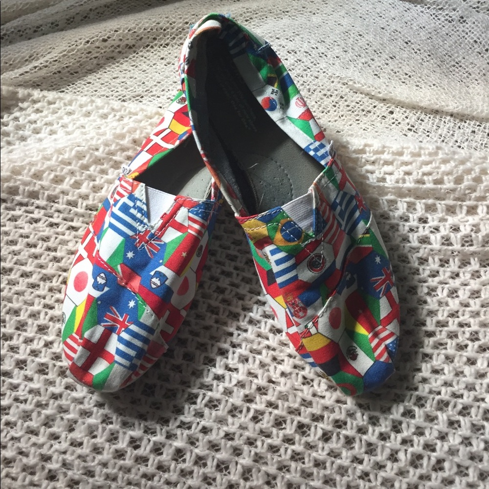 TOMS - like new
