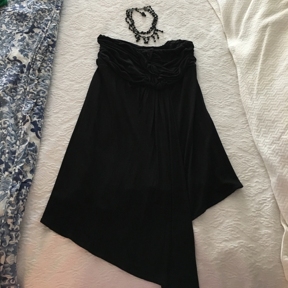 Strapless black top with choker necklace