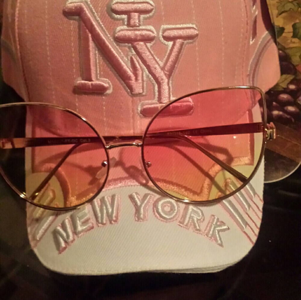 Ladies NYC cap and sunglasses