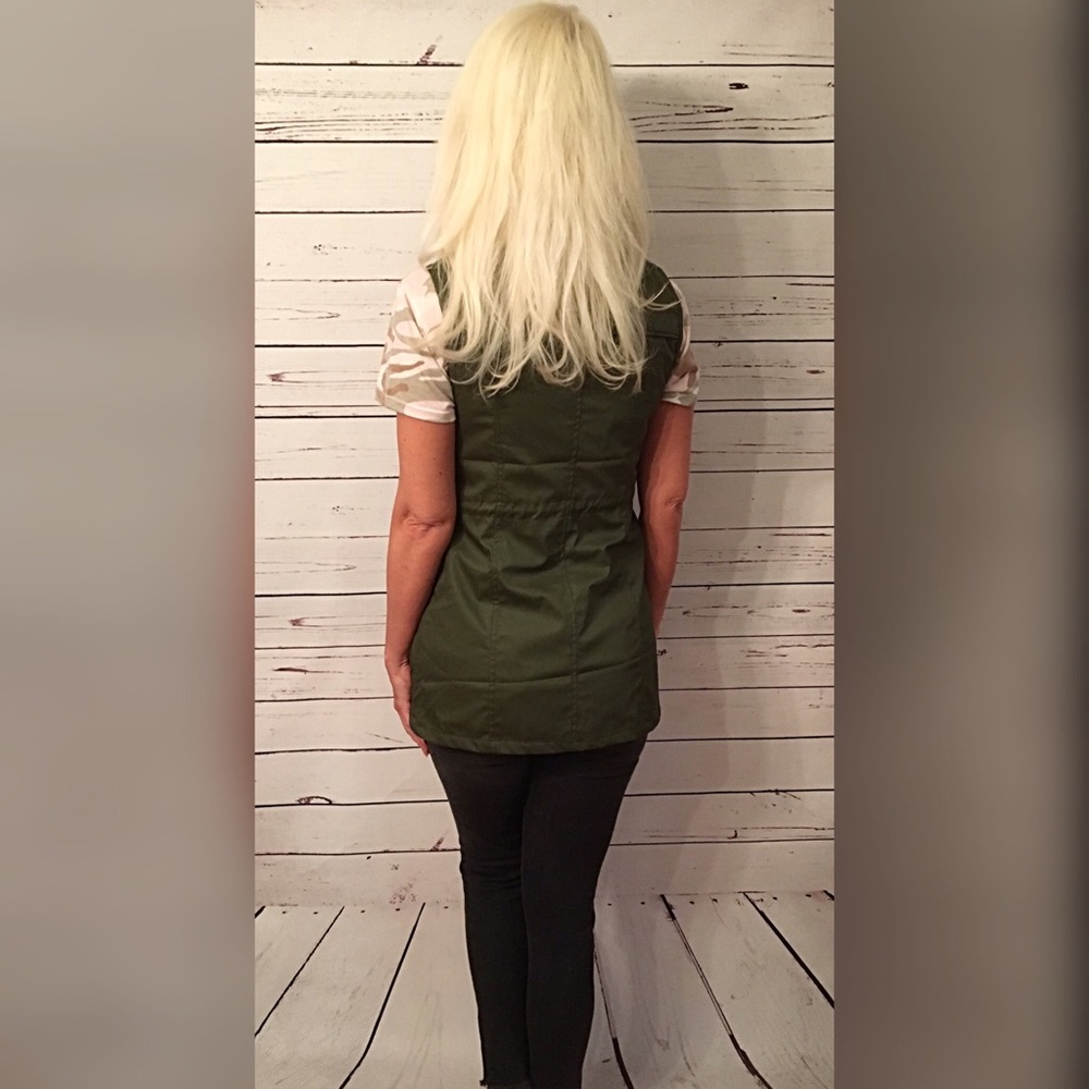 LAST 1! ❤️Olive zip/snap closure utility vest! - Picture 3 of 3