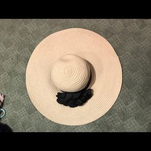 Sunhat with black flower