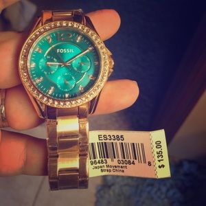 Rose Gold Fossil Watch NWT. Comes with metal tin