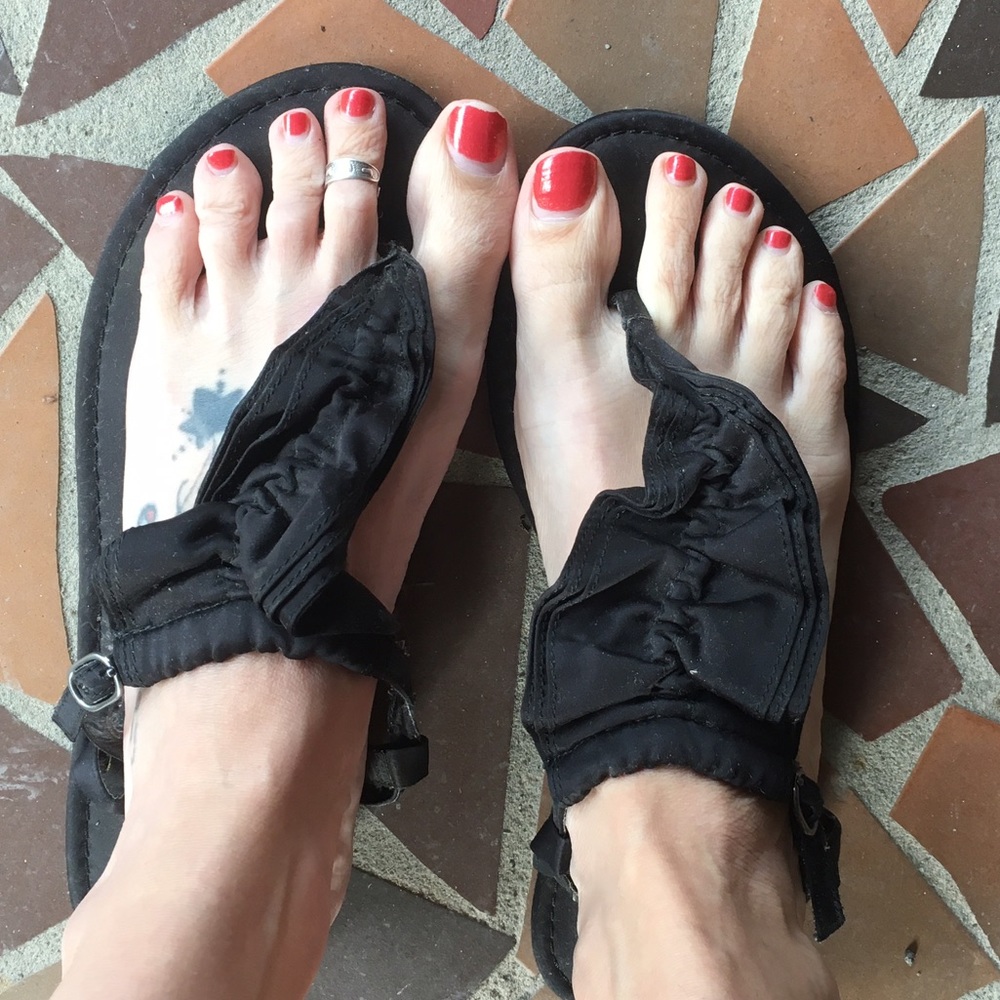 Gap black ruffle sandals size 8