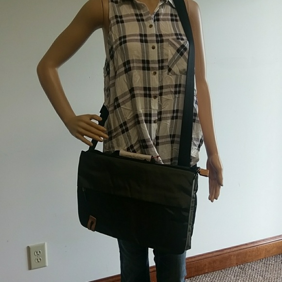 Last One NWOT Tumi T-Tech Civ Ryan Slim Crossbody - Picture 6 of 6