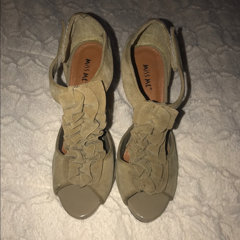 Miss Me Ruffle Pumps