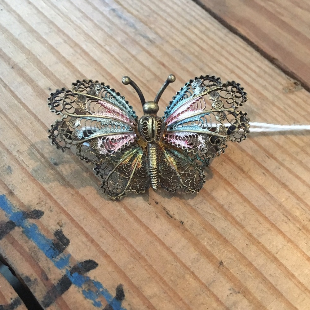 Vintage beautiful pin!