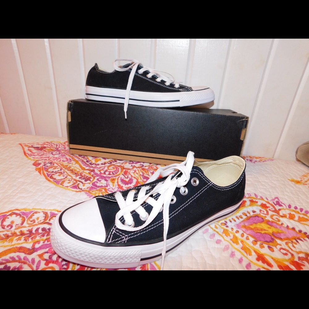Black low top converse