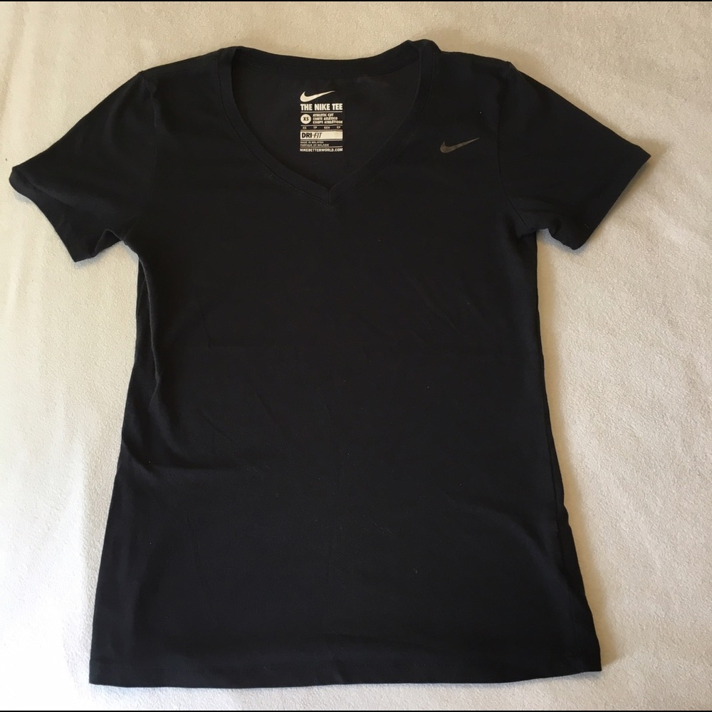 CLOSET CLOSING 30% OFF 2! NIKE  Drifit v neck