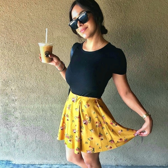 Meet Your Posher, Alyssa - Picture 3 of 3