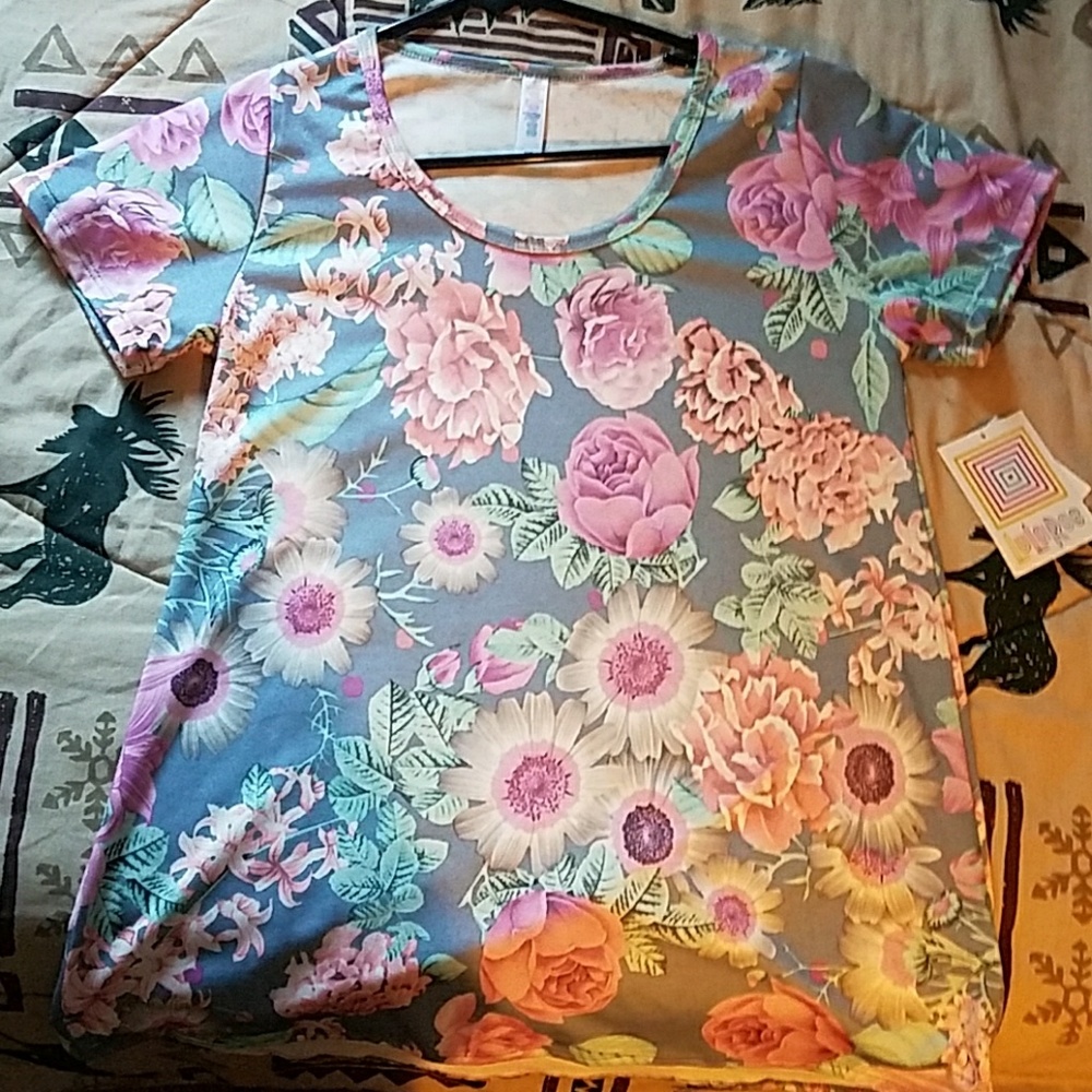 Lularoe XS Beautiful classic T! NWT