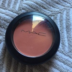 Mac blush - Peaches.