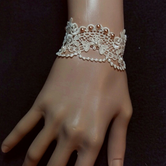 Ivory lace cuff bracelet - Picture 1 of 4