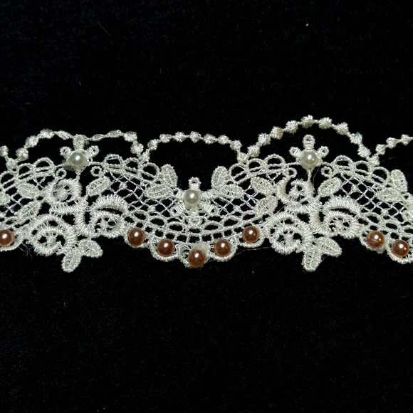 Ivory lace cuff bracelet - Picture 4 of 4