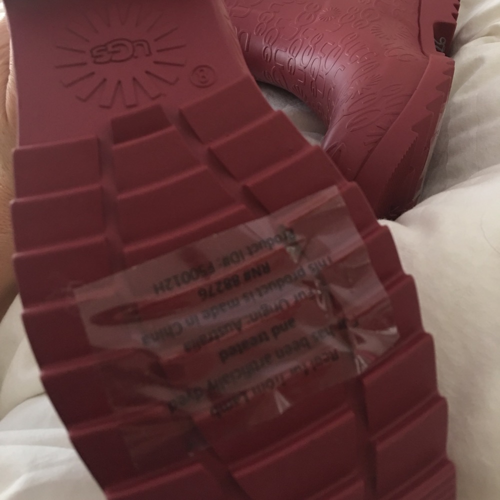 UGG Wilshire Red Logo Short Rain Boots - Picture 7 of 8