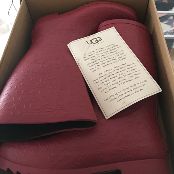 UGG Wilshire Red Logo Short Rain Boots - Picture 8 of 8