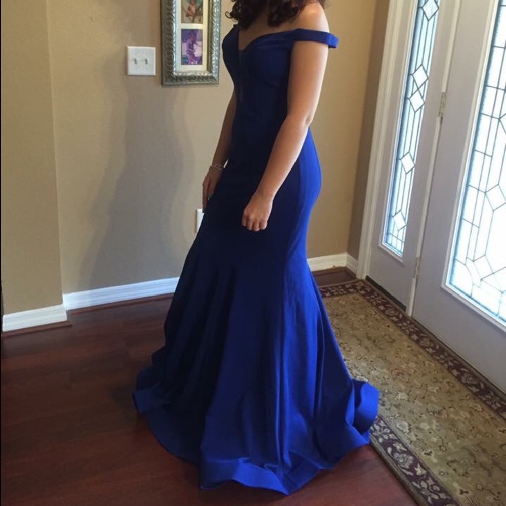 Electric blue beautiful prom dress size 4
