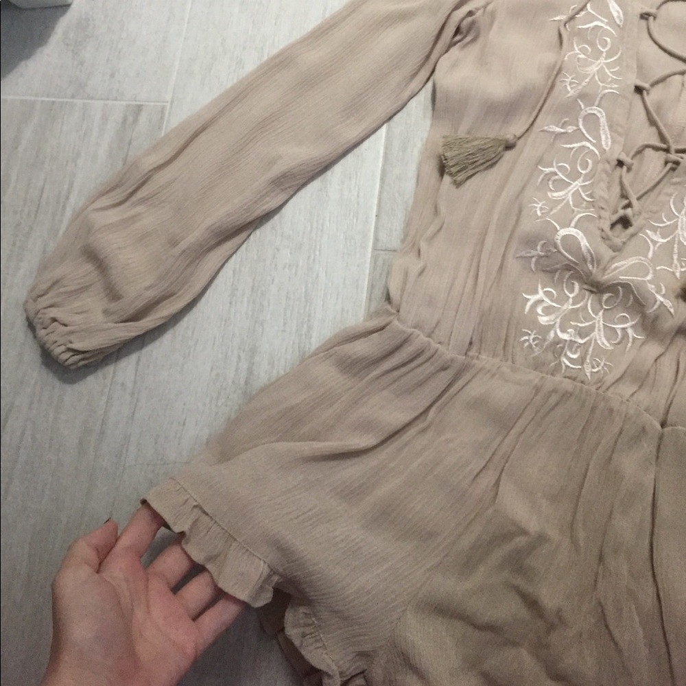 lowcut romper - Picture 2 of 4