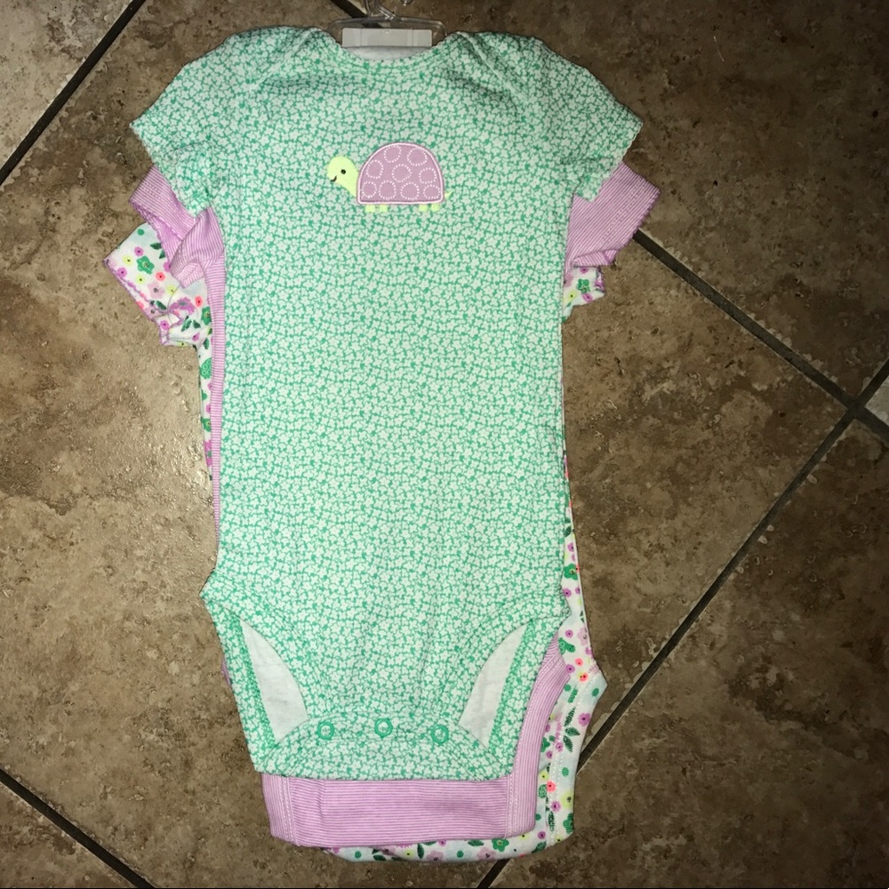 BRAND NEW! ONESIES+BABY SOCKS! MULTICOLOR OUTFITS