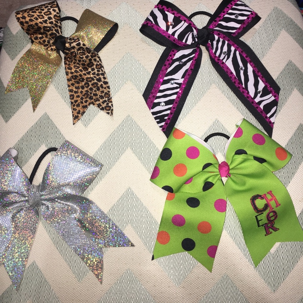 4 cheer bows// all togther