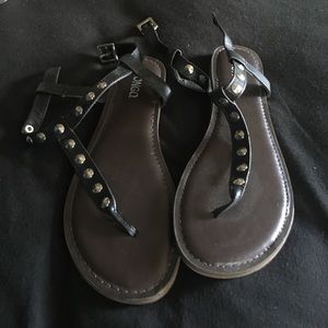 Black bongo sandals