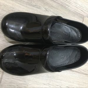 Black dansko clogs