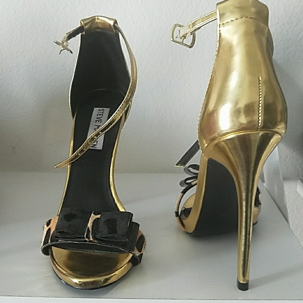 Brand new Steve Madden Gold patent heels