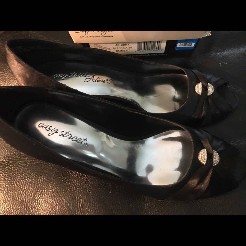 Beautiful black satin dress shoes with heels 👠