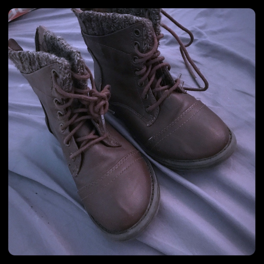 Zip up brown combat boots❄️❄️