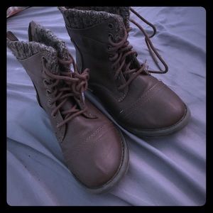 Zip up brown combat boots❄️❄️