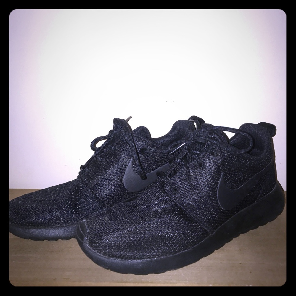 NWO BOX ALL BLACK NIKE ROSHES